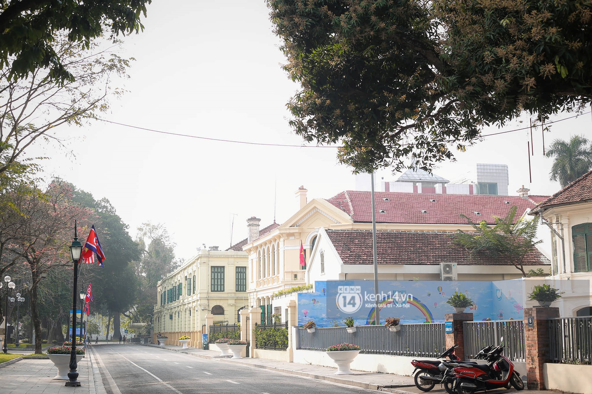 Nhiều tuyến phố Hà Nội vắng lặng, yên bình trước giờ diễn ra cuộc gặp thượng đỉnh giữa Tổng thống Donald Trump và Chủ tịch Kim Jong Un