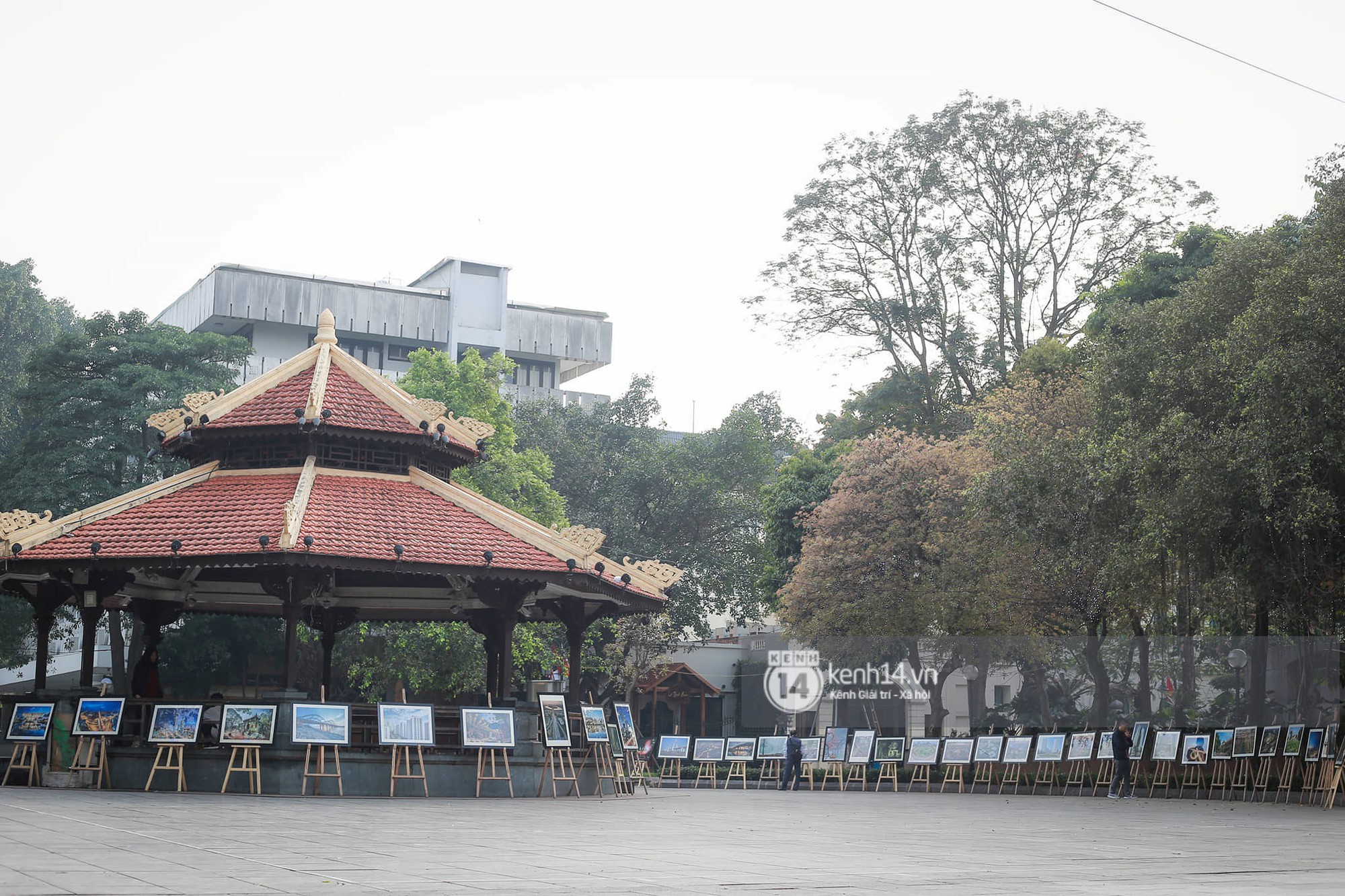 Nhiều tuyến phố Hà Nội vắng lặng, yên bình trước giờ diễn ra cuộc gặp thượng đỉnh giữa Tổng thống Donald Trump và Chủ tịch Kim Jong Un