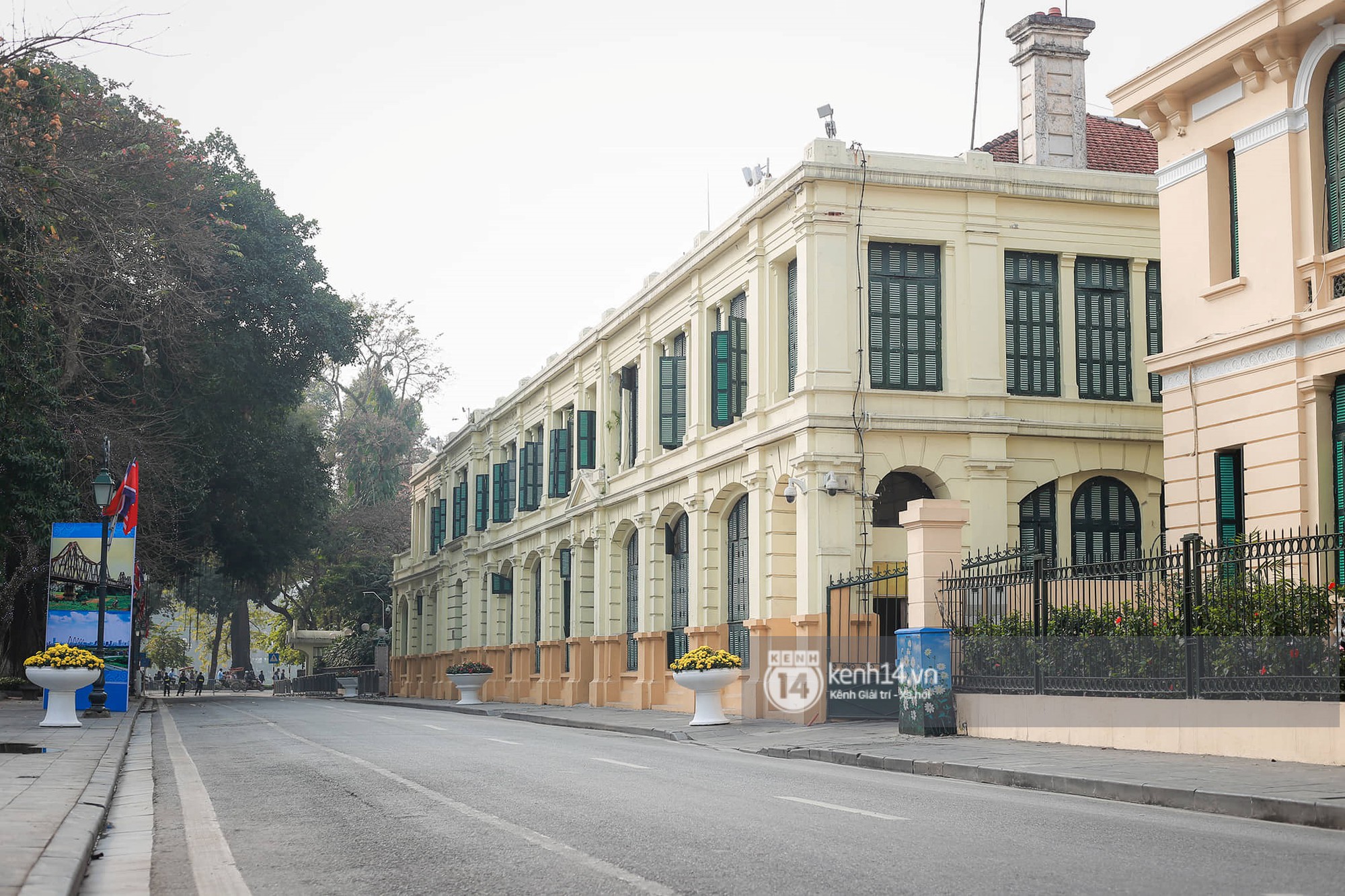 Nhiều tuyến phố Hà Nội vắng lặng, yên bình trước giờ diễn ra cuộc gặp thượng đỉnh giữa Tổng thống Donald Trump và Chủ tịch Kim Jong Un