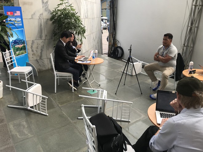 Độc đáo những trường quay siêu thực của phóng viên quốc tế tại kì thượng đỉnh Mỹ-Triều