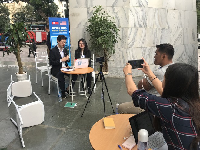 Độc đáo những trường quay siêu thực của phóng viên quốc tế tại kì thượng đỉnh Mỹ-Triều