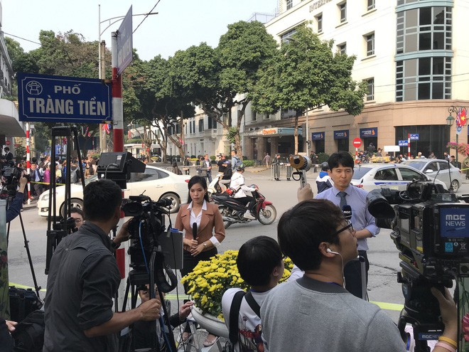 Độc đáo những trường quay siêu thực của phóng viên quốc tế tại kì thượng đỉnh Mỹ-Triều