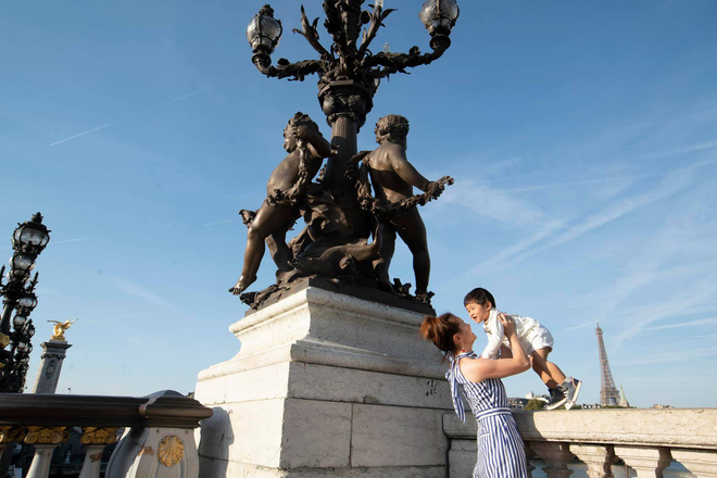 Cuộc sống không như mơ của bà xã sao Việt nơi trời Tây: xa chồng thường xuyên, vừa làm việc vừa chăm sóc con nhỏ