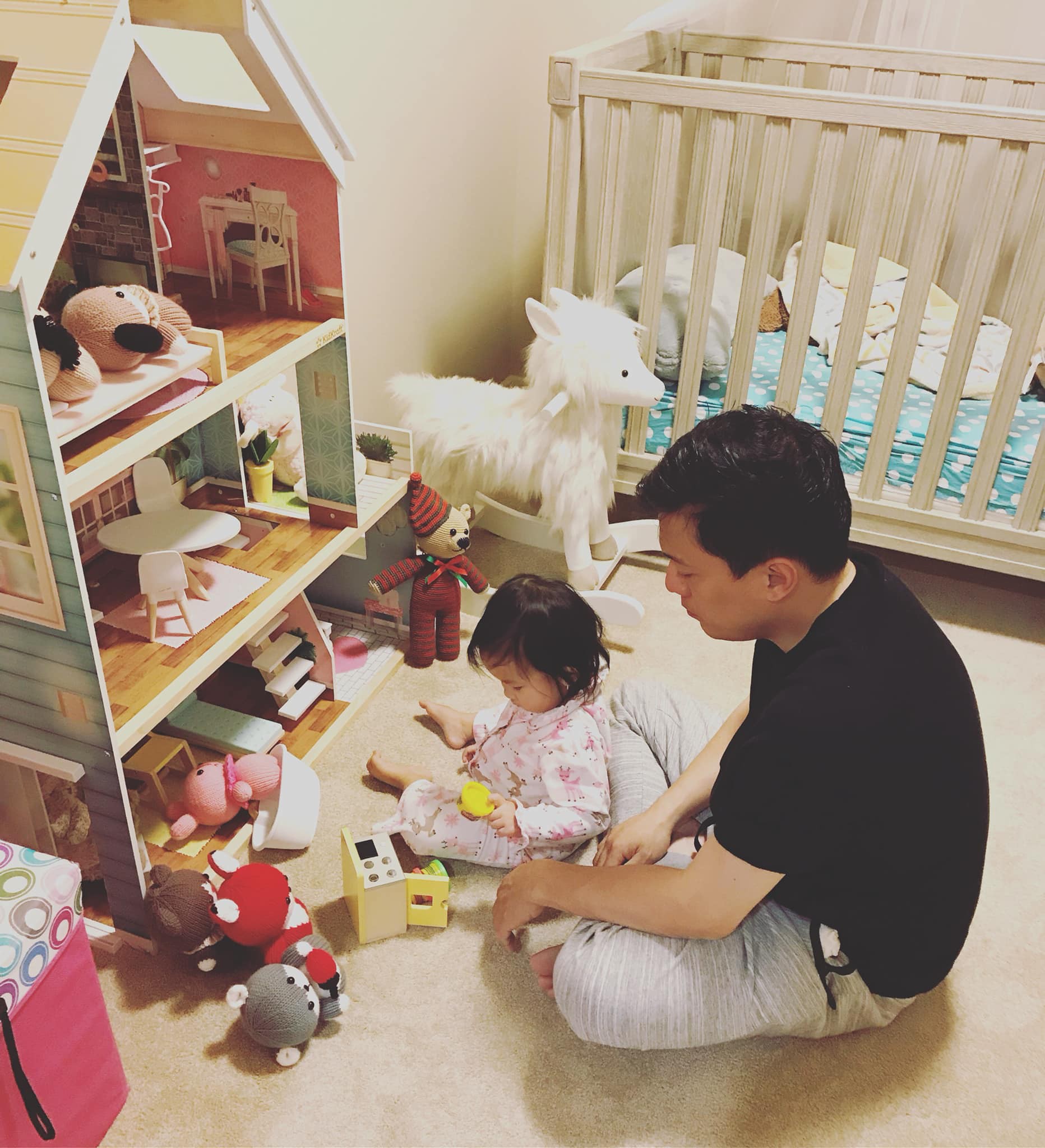 Cuộc sống không như mơ của bà xã sao Việt nơi trời Tây: xa chồng thường xuyên, vừa làm việc vừa chăm sóc con nhỏ