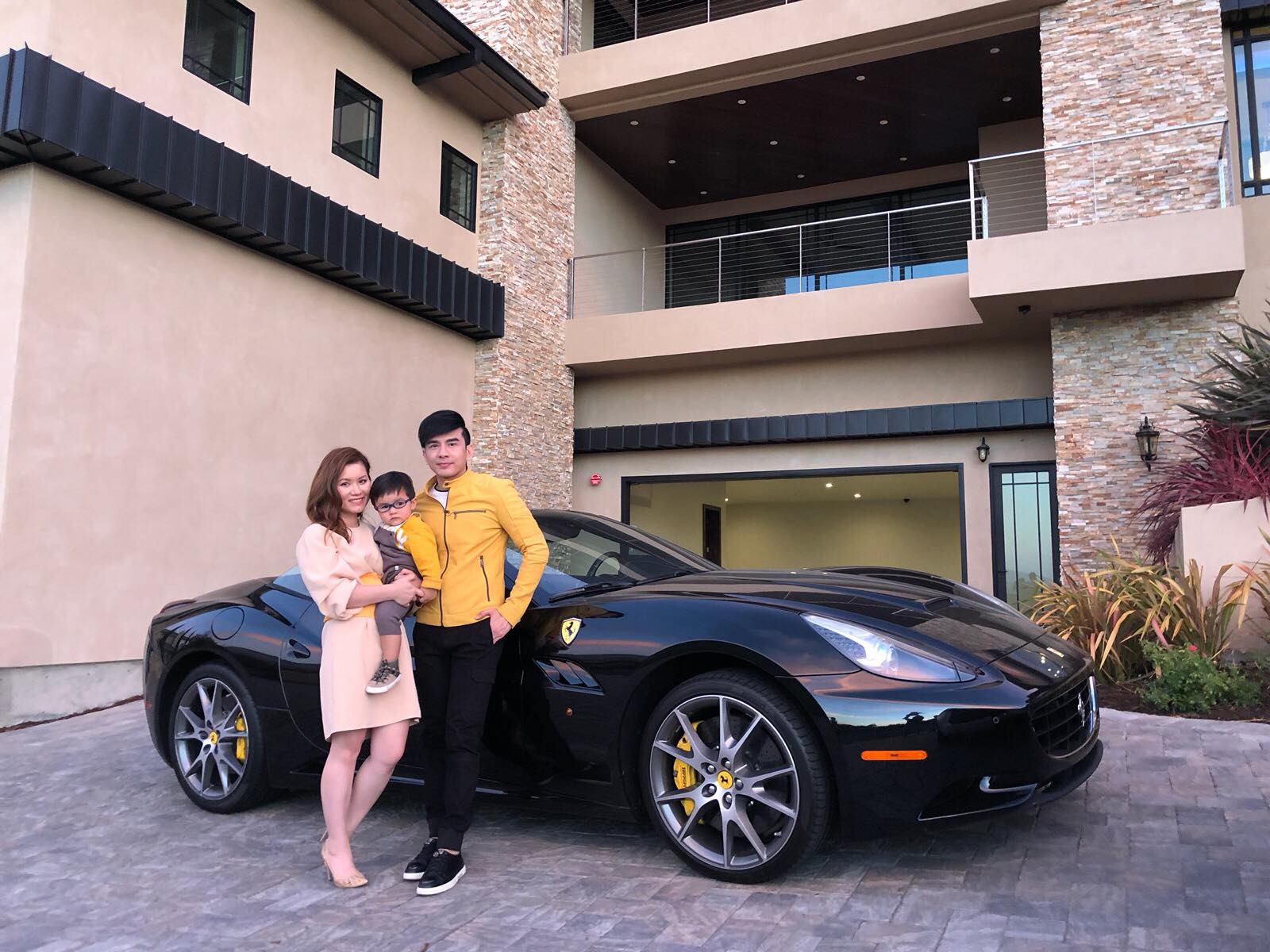 Cuộc sống không như mơ của bà xã sao Việt nơi trời Tây: xa chồng thường xuyên, vừa làm việc vừa chăm sóc con nhỏ