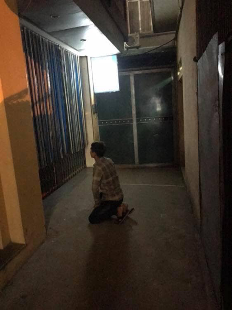 Dân mạng tranh cãi về hình ảnh nam thanh niên quỳ gối suốt 2 giờ trước cổng nhà nghỉ mà bạn gái bí mật vào cùng kẻ khác