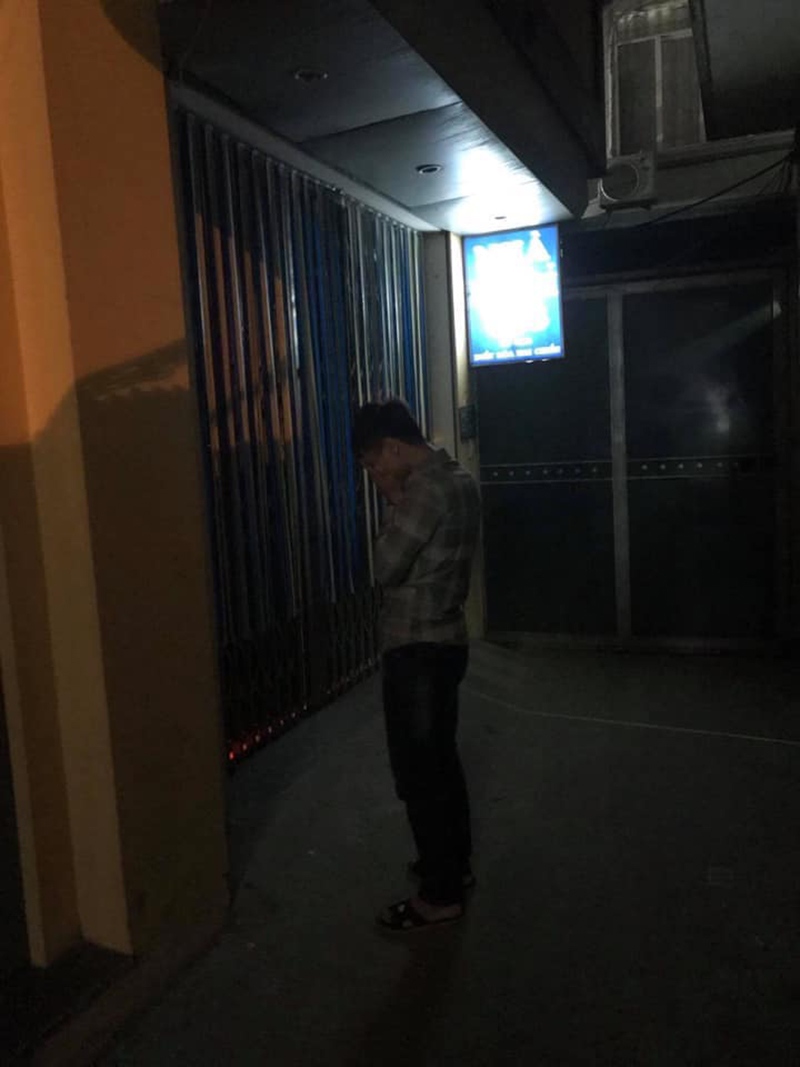 Dân mạng tranh cãi về hình ảnh nam thanh niên quỳ gối suốt 2 giờ trước cổng nhà nghỉ mà bạn gái bí mật vào cùng kẻ khác