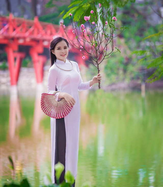 9X tặng hoa Tổng thống Trump từng đoạt giải Hoa khôi Nét đẹp Tràng An