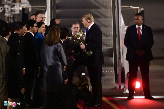 9X tặng hoa Tổng thống Trump từng đoạt giải Hoa khôi Nét đẹp Tràng An