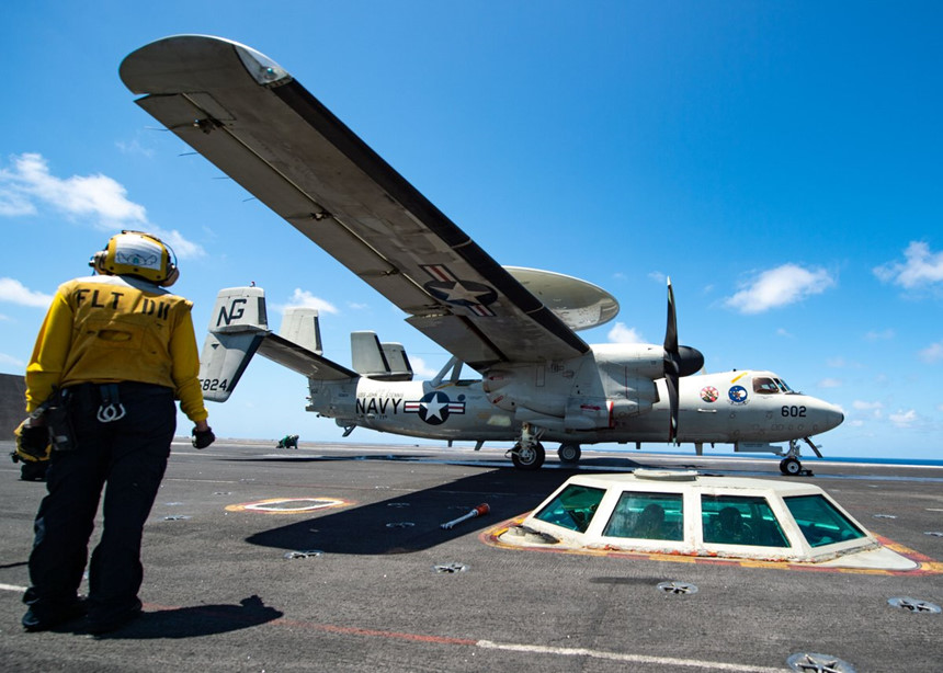Tàu sân bay Mỹ trên Biển Đông lúc TT Trump đến Việt Nam
