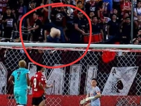 Đội bóng của Văn Lâm bị phạt vì... CĐV tụt quần trên khán đài