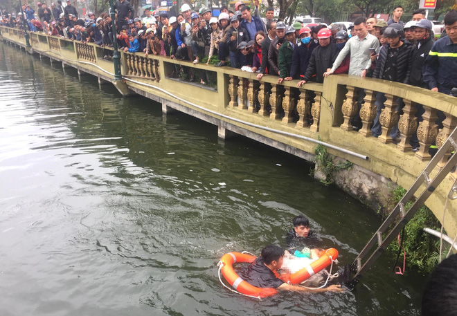 Người đàn ông say rượu ngồi ở bờ hồ bị ngã chúi đầu xuống tử vong