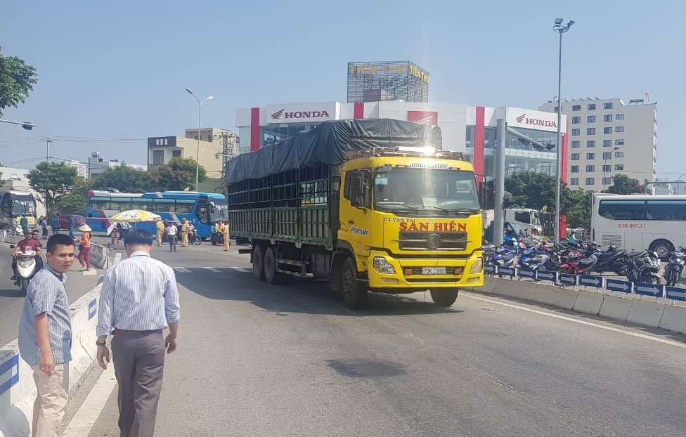 Đà Nẵng: Va chạm với ô tô tải, người phụ nữ điều khiển xe máy tử vong thương tâm