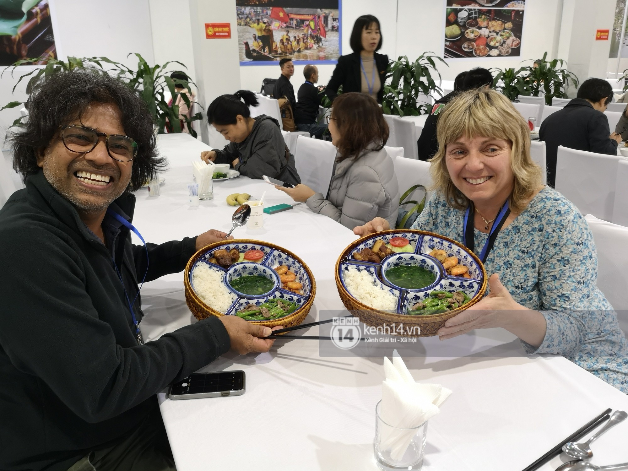 Hội nghị thượng đỉnh Mỹ - Triều: Ông chú Hà Nội phát trà đá miễn phí cho phóng viên, cô bán hàng tặng bạn bè quốc tế chiếc mũ Việt Nam