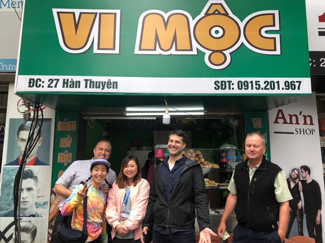 Hội nghị thượng đỉnh Mỹ - Triều: Ông chú Hà Nội phát trà đá miễn phí cho phóng viên, cô bán hàng tặng bạn bè quốc tế chiếc mũ Việt Nam