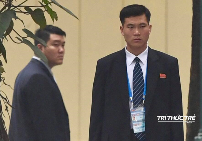 Video ảnh: Đội siêu cận vệ không cảm xúc đứng canh gác tại cửa rạp bí mật của ông Kim Jong Un