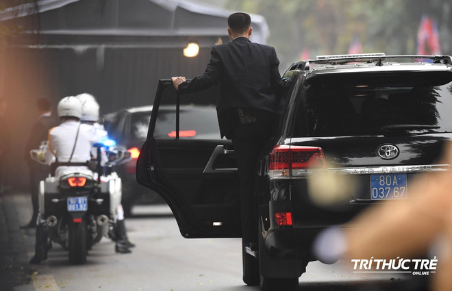 Video ảnh: Đội siêu cận vệ không cảm xúc đứng canh gác tại cửa rạp bí mật của ông Kim Jong Un