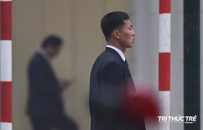 Video ảnh: Đội siêu cận vệ không cảm xúc đứng canh gác tại cửa rạp bí mật của ông Kim Jong Un