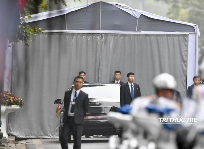 Video ảnh: Đội siêu cận vệ không cảm xúc đứng canh gác tại cửa rạp bí mật của ông Kim Jong Un