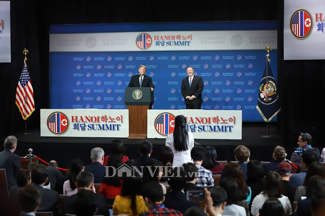 Hình ảnh hàng trăm phóng viên họp báo cùng Tổng thống Donald Trump