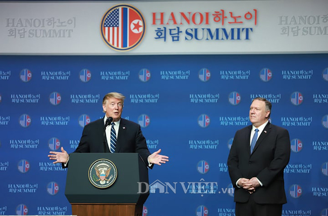 Hình ảnh hàng trăm phóng viên họp báo cùng Tổng thống Donald Trump