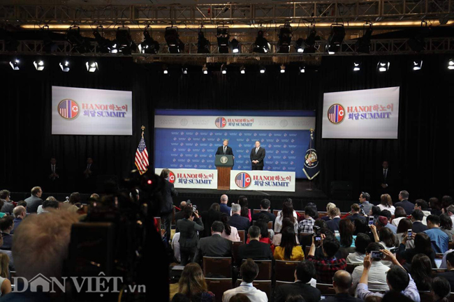 Hình ảnh hàng trăm phóng viên họp báo cùng Tổng thống Donald Trump