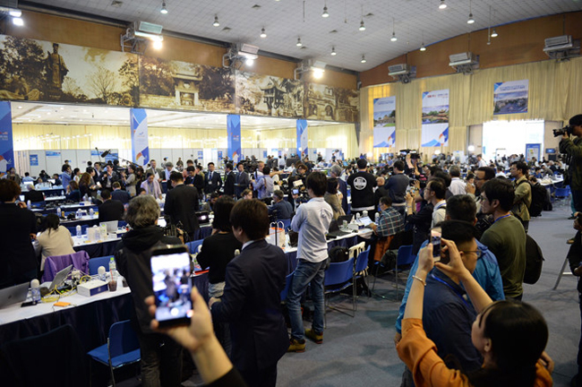 Hình ảnh hàng trăm phóng viên họp báo cùng Tổng thống Donald Trump