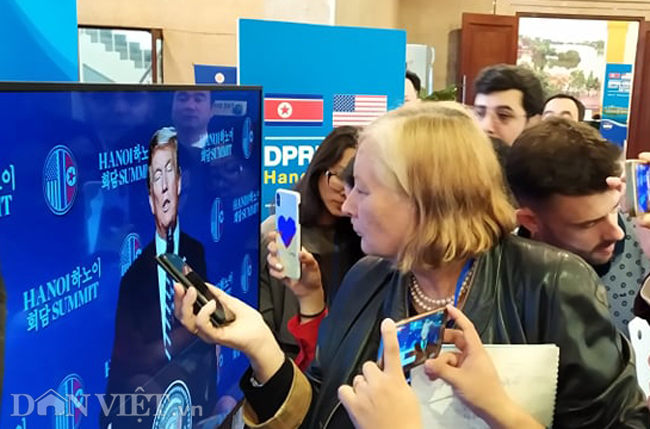 Hình ảnh hàng trăm phóng viên họp báo cùng Tổng thống Donald Trump