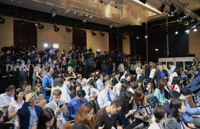 Hình ảnh hàng trăm phóng viên họp báo cùng Tổng thống Donald Trump