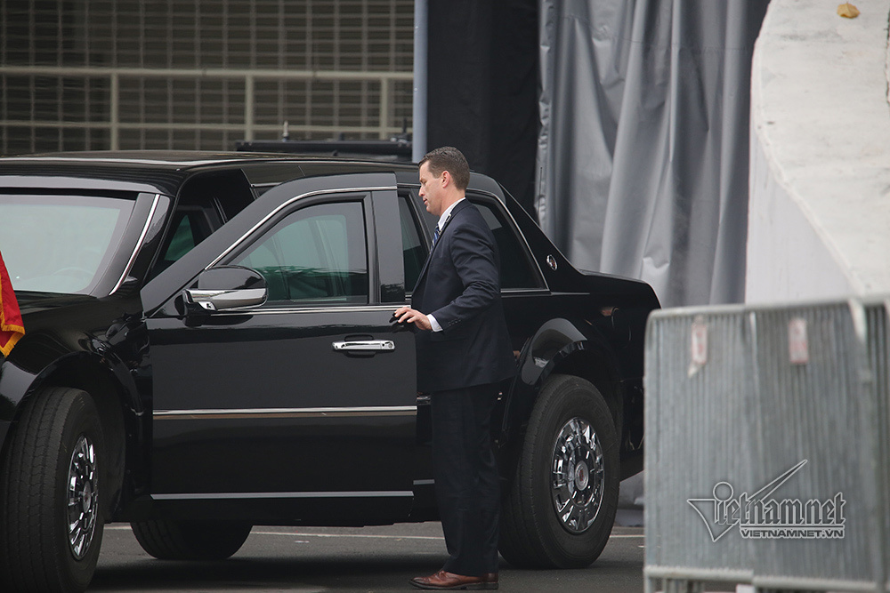 Mật vụ Mỹ lạnh lùng lái Quái thú chở Tổng thống Trump ở Hà Nội