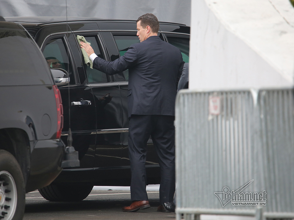 Mật vụ Mỹ lạnh lùng lái Quái thú chở Tổng thống Trump ở Hà Nội