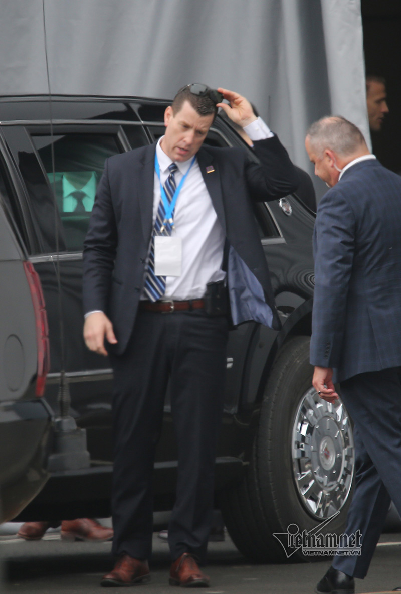 Mật vụ Mỹ lạnh lùng lái Quái thú chở Tổng thống Trump ở Hà Nội