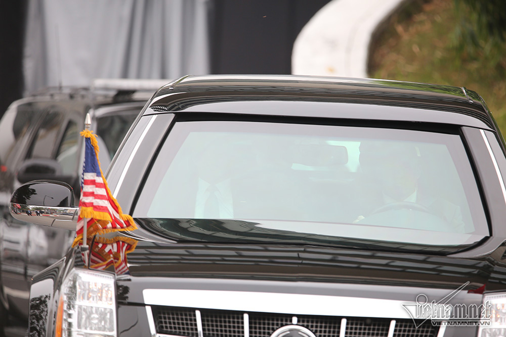 Mật vụ Mỹ lạnh lùng lái Quái thú chở Tổng thống Trump ở Hà Nội
