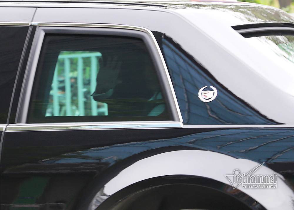 Mật vụ Mỹ lạnh lùng lái Quái thú chở Tổng thống Trump ở Hà Nội