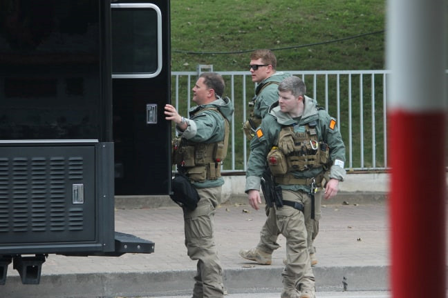 Mật vụ Mỹ thu dọn khí tài, chuẩn bị xe Quái thú để Tổng thống Trump rời đi