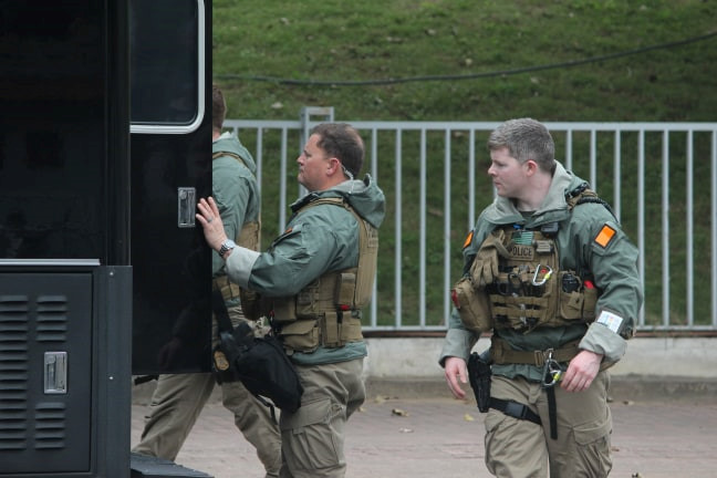 Mật vụ Mỹ thu dọn khí tài, chuẩn bị xe Quái thú để Tổng thống Trump rời đi