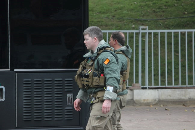 Mật vụ Mỹ thu dọn khí tài, chuẩn bị xe Quái thú để Tổng thống Trump rời đi