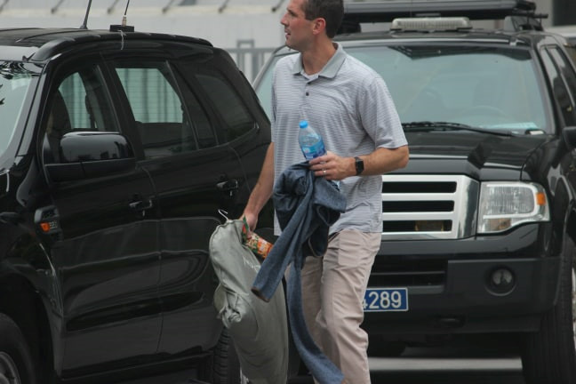 Mật vụ Mỹ thu dọn khí tài, chuẩn bị xe Quái thú để Tổng thống Trump rời đi