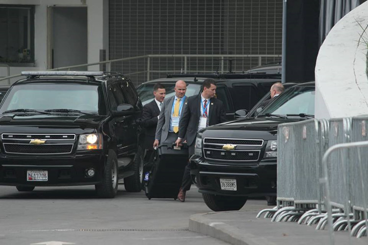 Mật vụ Mỹ thu dọn khí tài, chuẩn bị xe Quái thú để Tổng thống Trump rời đi