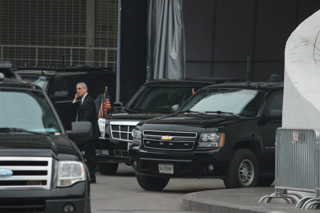 Mật vụ Mỹ thu dọn khí tài, chuẩn bị xe Quái thú để Tổng thống Trump rời đi