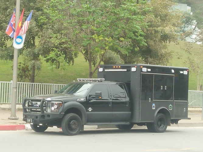 Mật vụ Mỹ thu dọn khí tài, chuẩn bị xe Quái thú để Tổng thống Trump rời đi