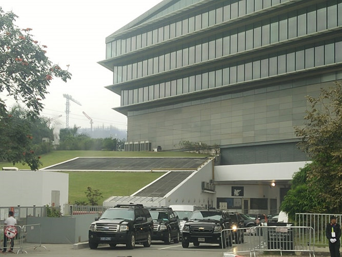 Mật vụ Mỹ thu dọn khí tài, chuẩn bị xe Quái thú để Tổng thống Trump rời đi