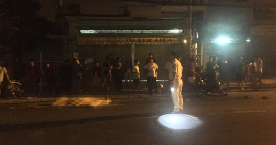 TP HCM: Bạn trai và người thân thất thần bên thi thể cô gái nằm dưới bánh xe container