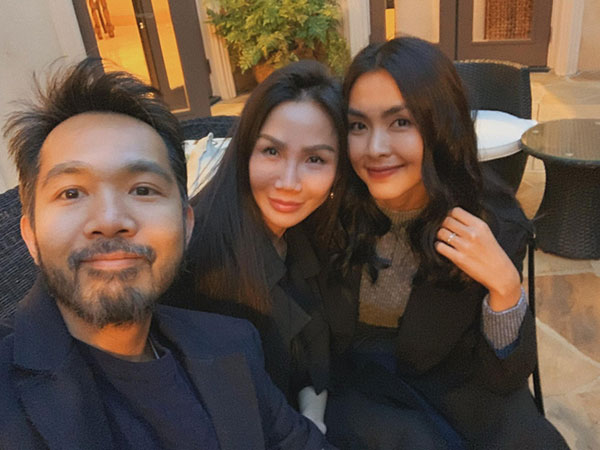 Khoe ảnh với bạn bè chán chê, đến ngày trở về ông xã Hà Tăng mới được cô cho lên sóng