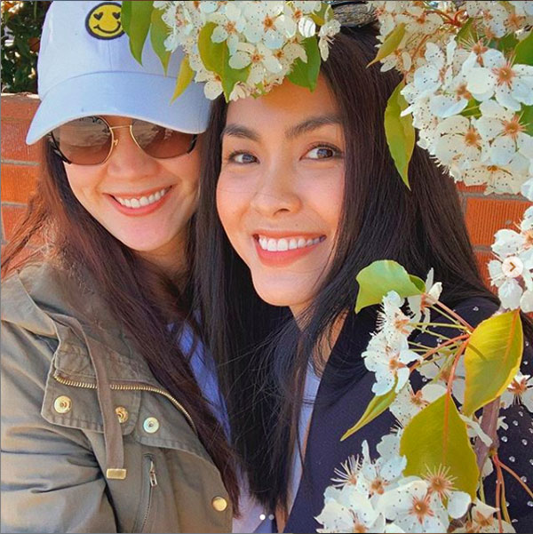 Khoe ảnh với bạn bè chán chê, đến ngày trở về ông xã Hà Tăng mới được cô cho lên sóng