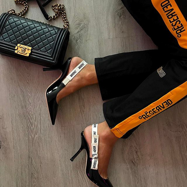 Phong cách nóng bỏng của bạn gái tỷ phú Twitter