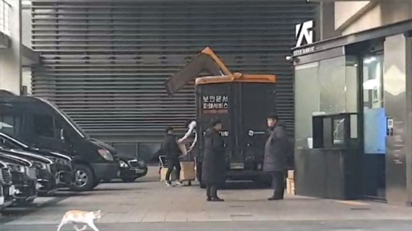 Lúc Seungri trình diện cảnh sát, YG bị bắt gặp bí mật tiêu hủy 2 xe tải giấy tờ vào rạng sáng sớm