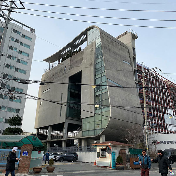 Lúc Seungri trình diện cảnh sát, YG bị bắt gặp bí mật tiêu hủy 2 xe tải giấy tờ vào rạng sáng sớm