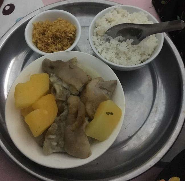 Than thở mẹ chồng nấu cơm cữ đầy ắp móng giò, nàng dâu bị ném đá nhưng lại được đồng cảm khi tiết lộ điều này