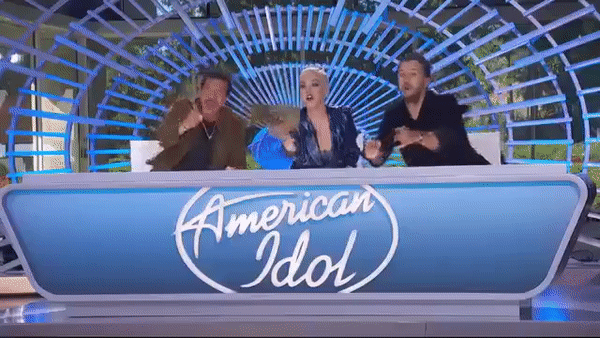 Xôn xao hình ảnh Katy Perry trao vé đi tiếp cho thí sinh Việt Nam tại American Idol